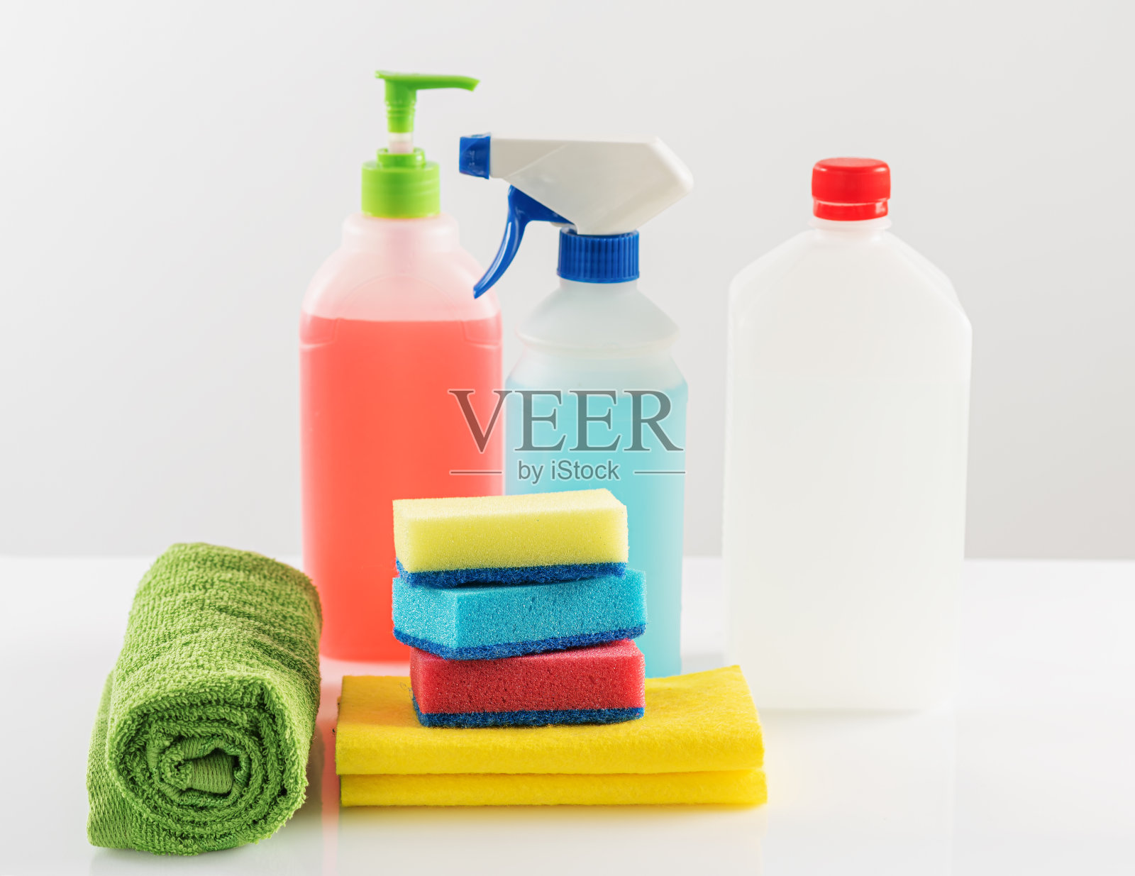 一套清洁房间的洗涤剂和清洁剂在一个白色的背景照片摄影图片