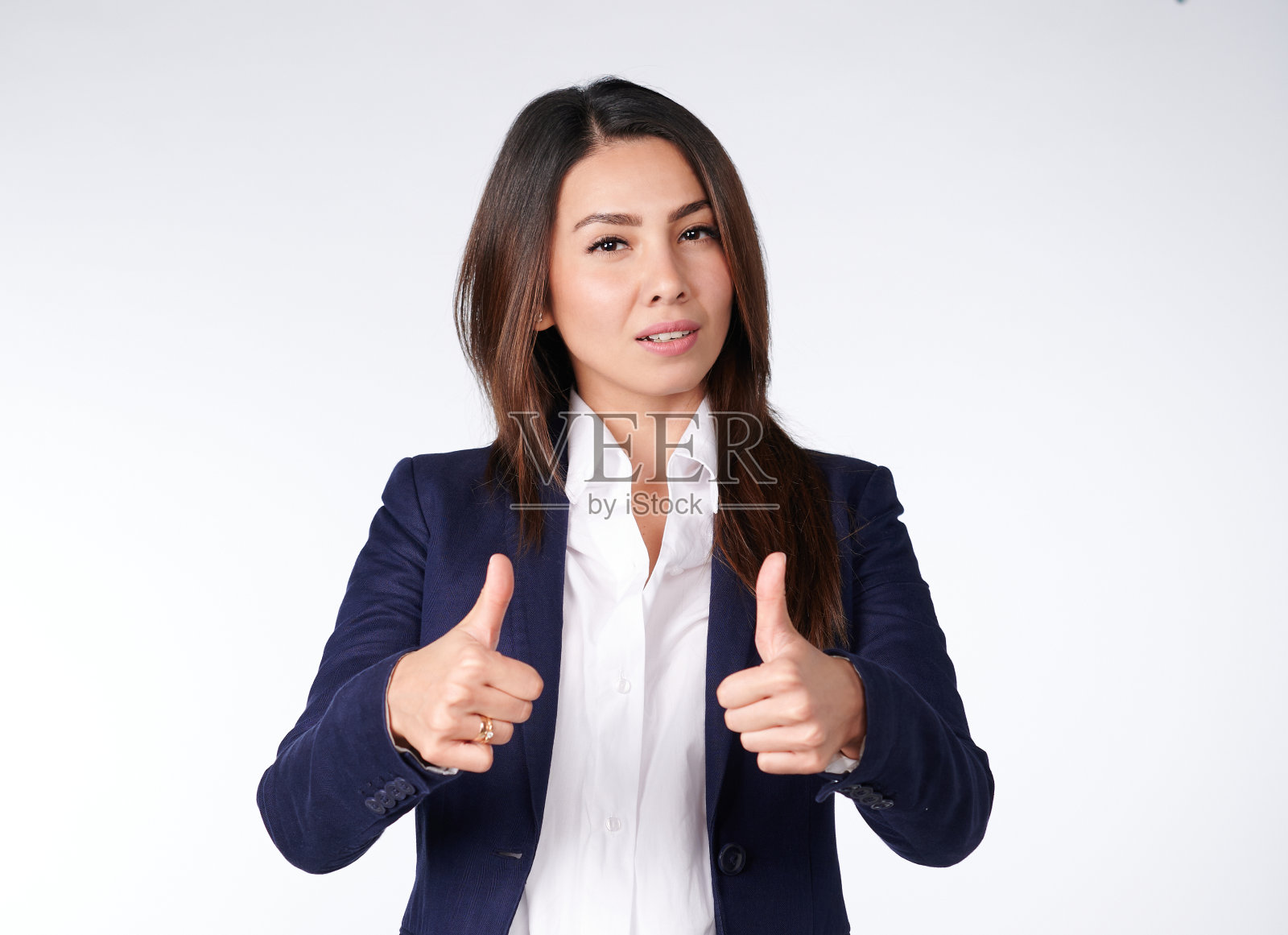 微笑的商务女性拇指在蓝色西装和白色衬衫孤立的白色背景照片摄影图片
