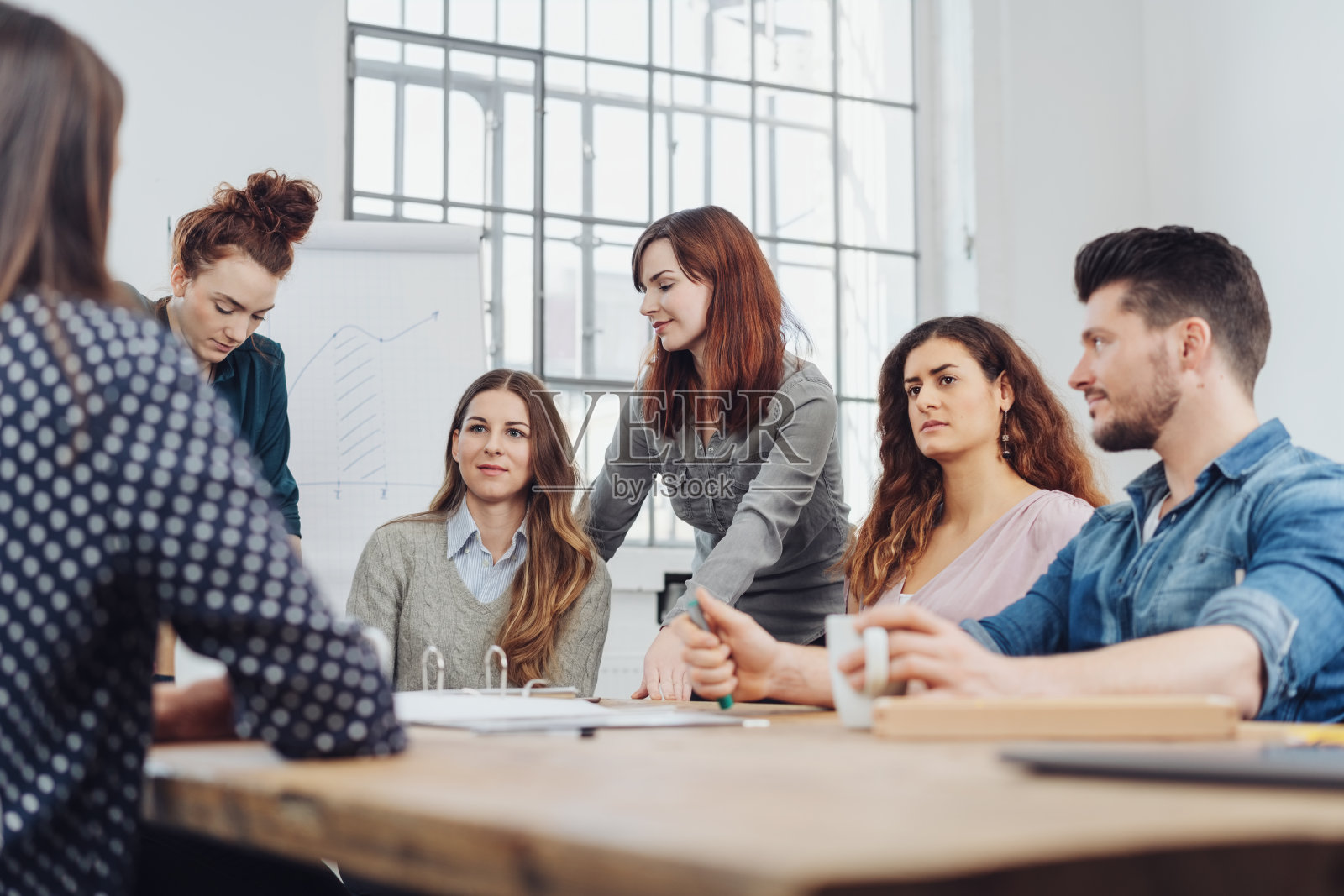会议上专注的年轻商业团队照片摄影图片