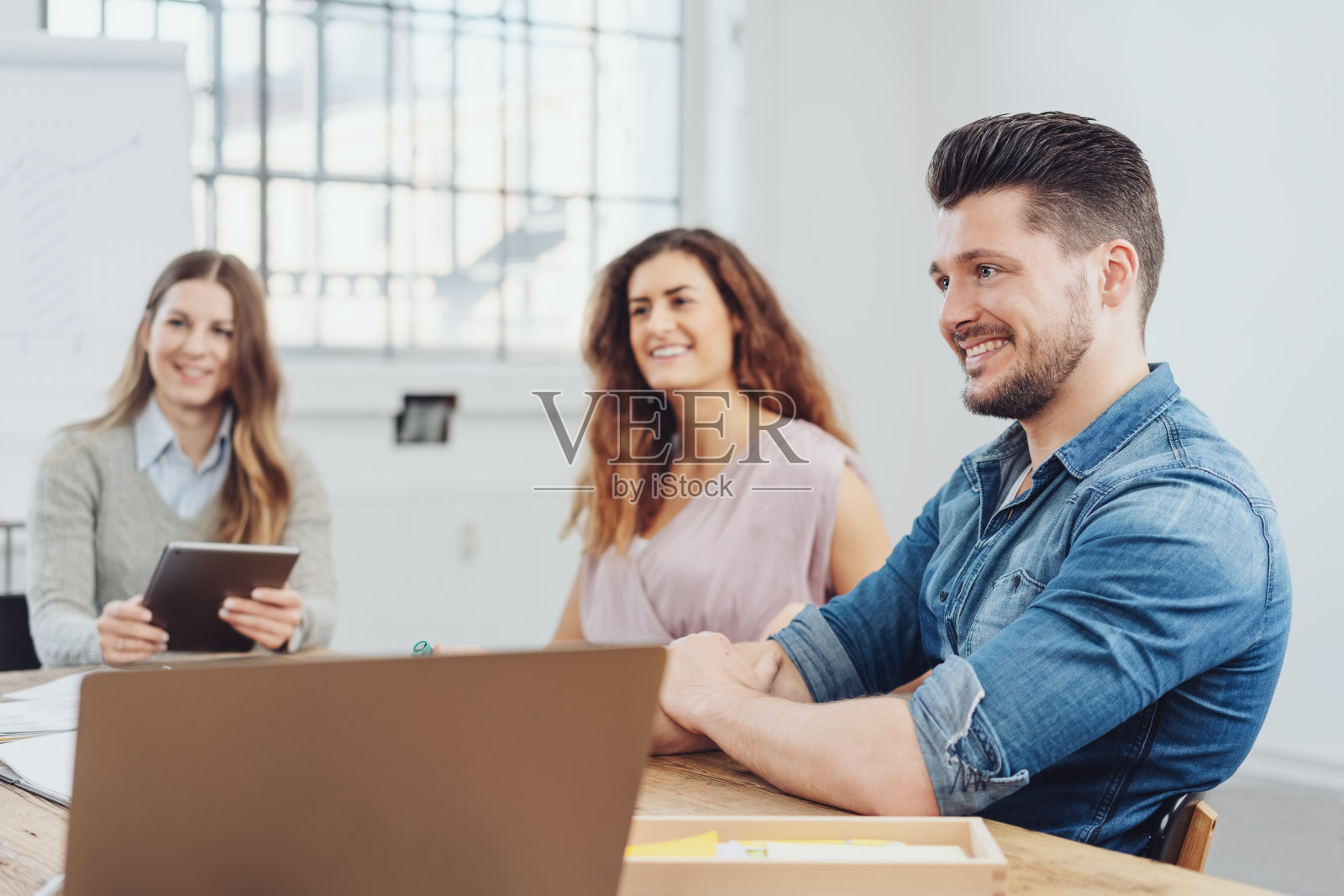 三个年轻的商人在开会照片摄影图片