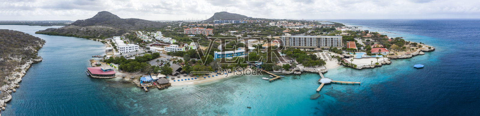 鸟瞰图库拉索海岸在加勒比海与绿松石的水，悬崖，海滩和美丽的珊瑚礁照片摄影图片
