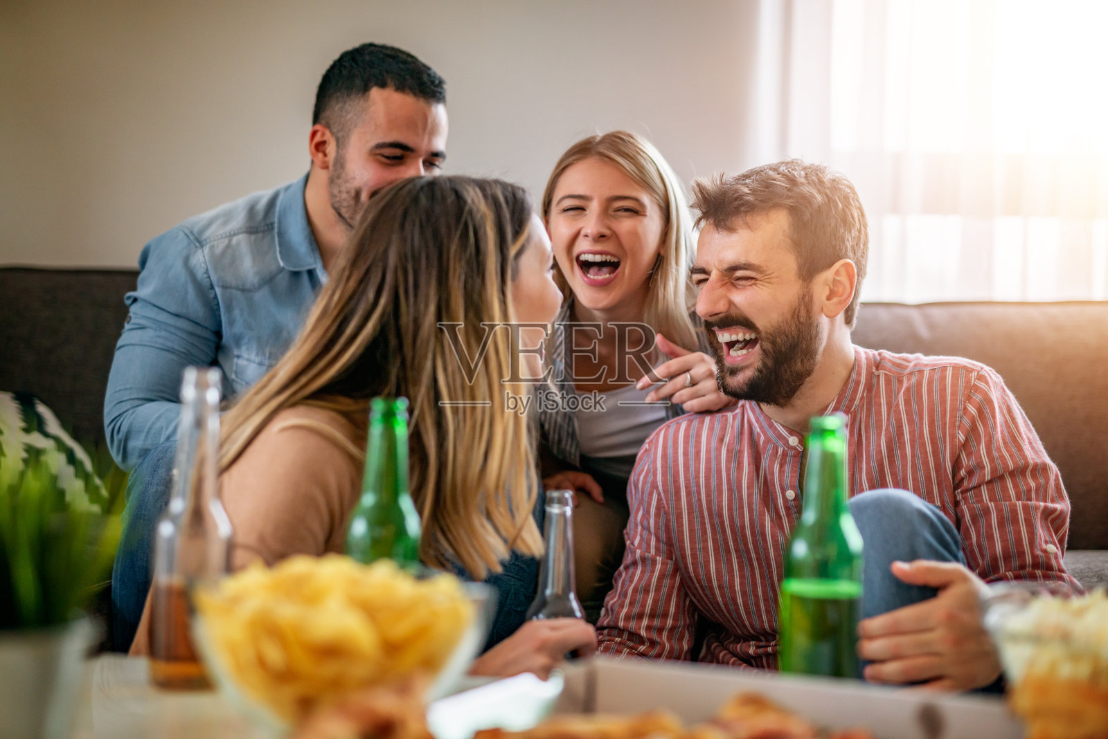 一群朋友一起看体育比赛。照片摄影图片