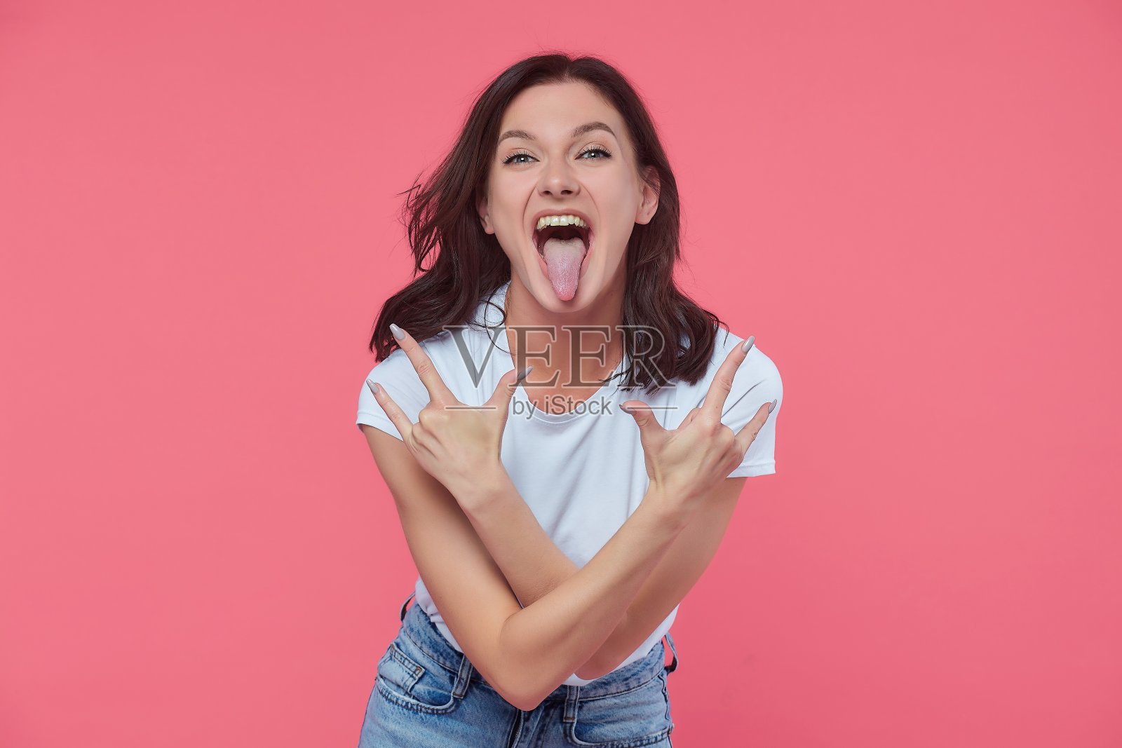 美丽的女孩表现出各种各样的情感。才华刻画了内心的状态和情绪。有自由文字空间的广告概念照片摄影图片