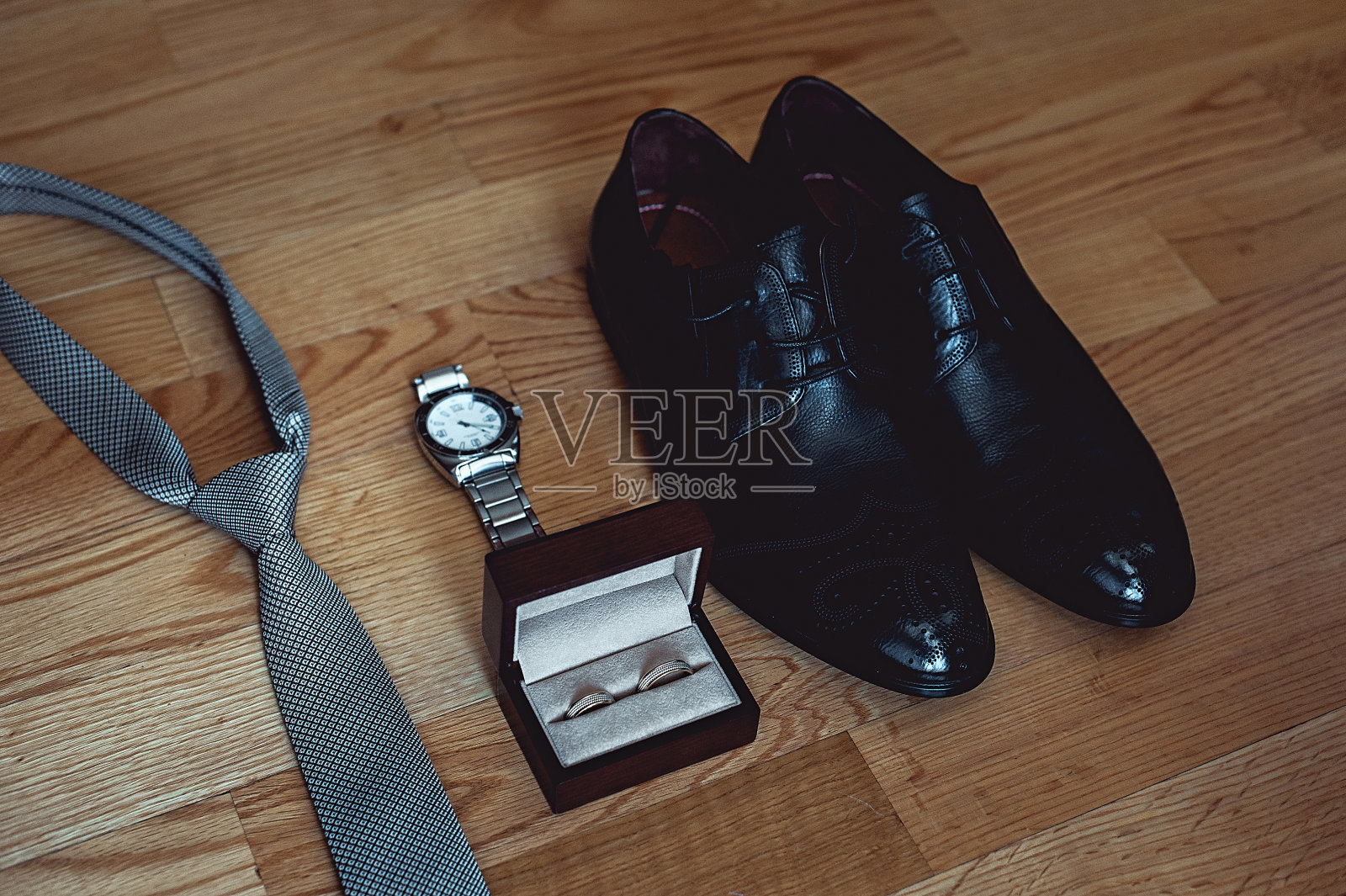 特写的现代新郎配件。结婚戒指，灰色领带，皮鞋和手表照片摄影图片