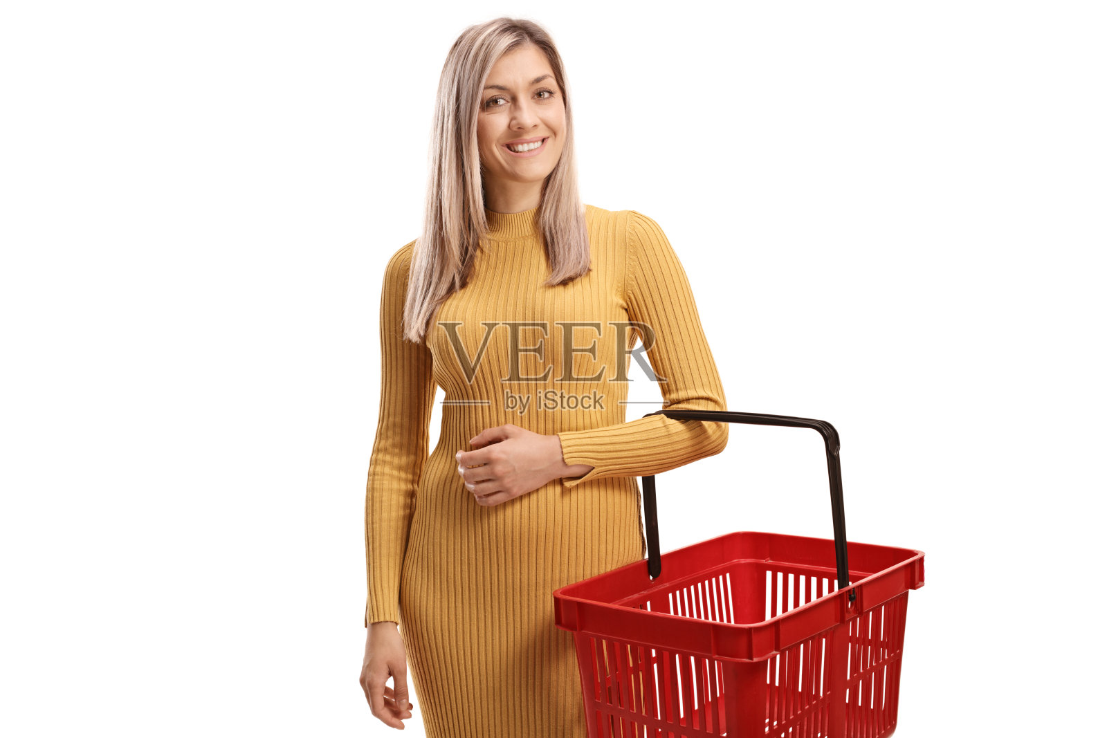 年轻女子微笑着，拿着一个空购物篮照片摄影图片