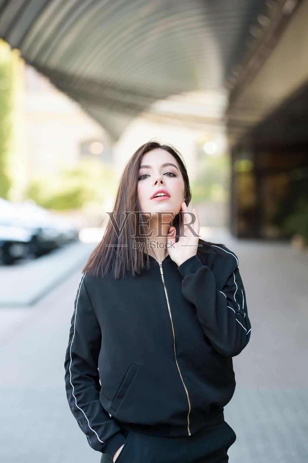 风和日丽的年轻女子照片摄影图片