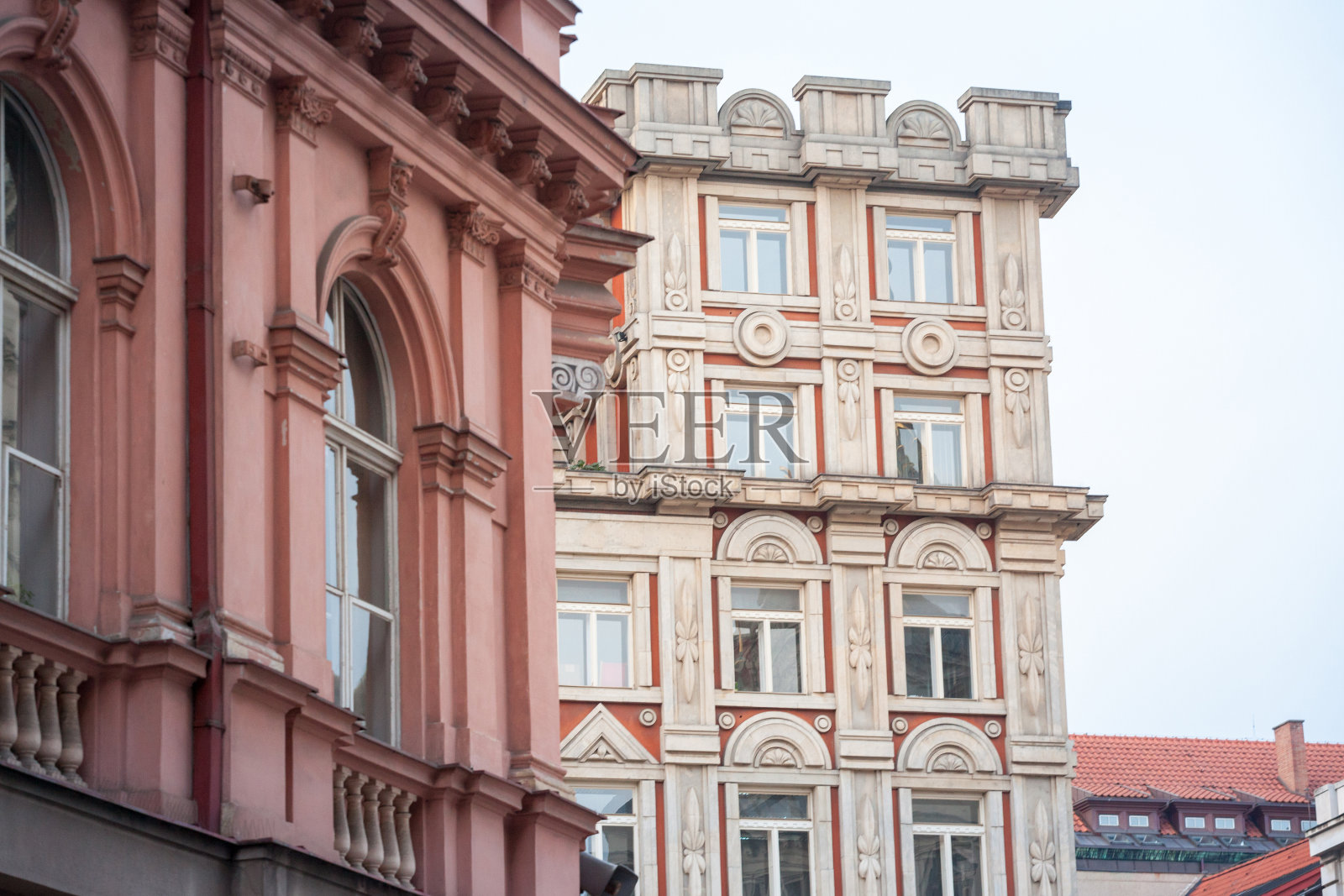 这是一座典型的奥匈式巴洛克式公寓住宅建筑，位于捷克共和国布拉格历史中心的老城区街道上，位于布拉格最具旅游价值的地区。照片摄影图片