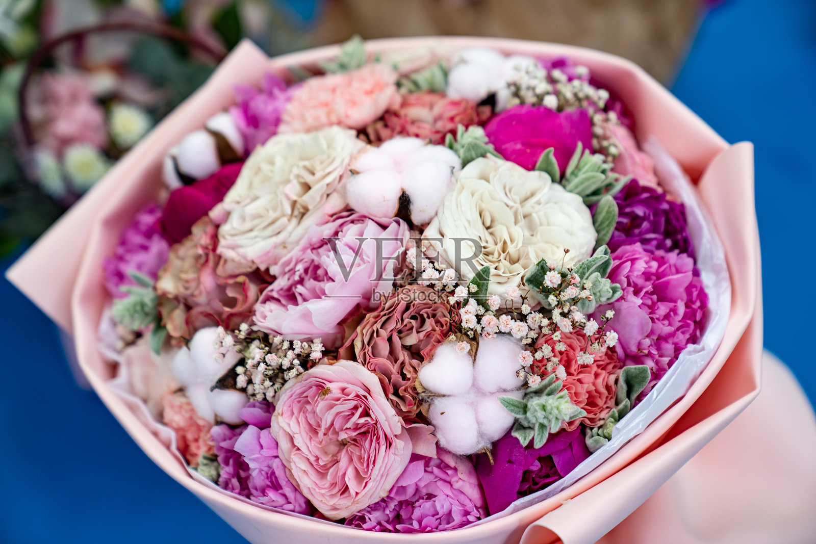 视图。一束五颜六色的花。婚礼和情人节。交付。照片摄影图片