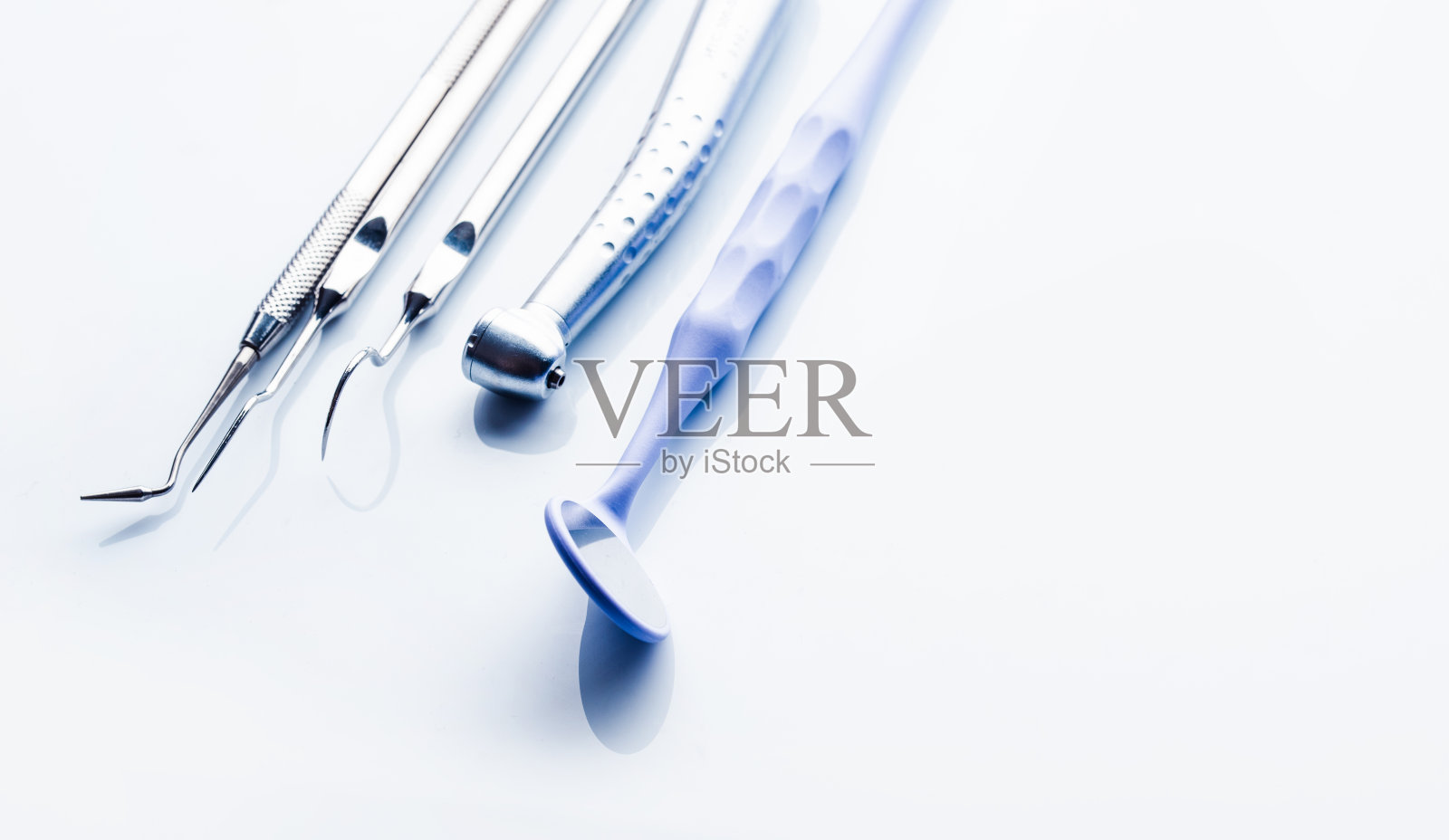 牙科工具在白色的桌子上照片摄影图片