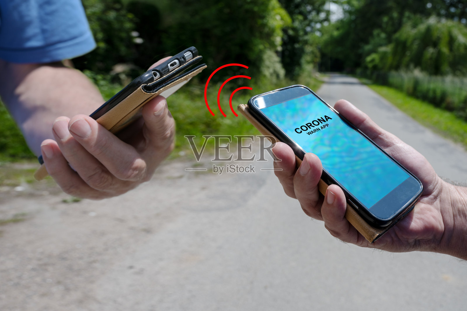 针对Covid - 19大流行的传播，冠状病毒接触追踪应用程序，当人们见面时，他们的智能手机连接，分析感染风险，并在必要时发出警告照片摄影图片