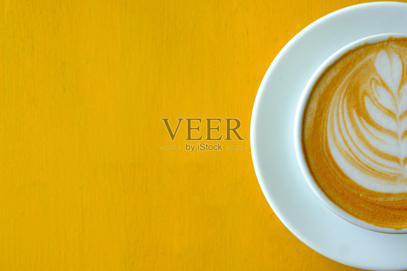 拿铁咖啡，白色瓷砖玻璃，黄色桌子照片摄影图片