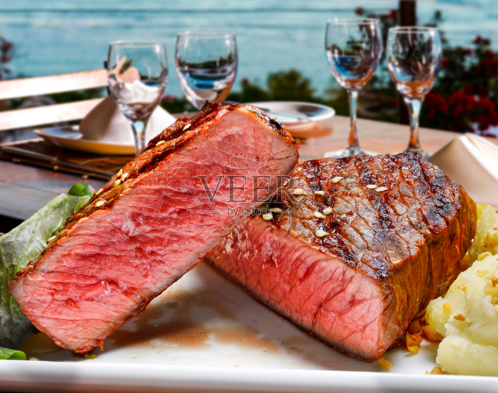 新鲜的烤肉。烤牛排照片摄影图片