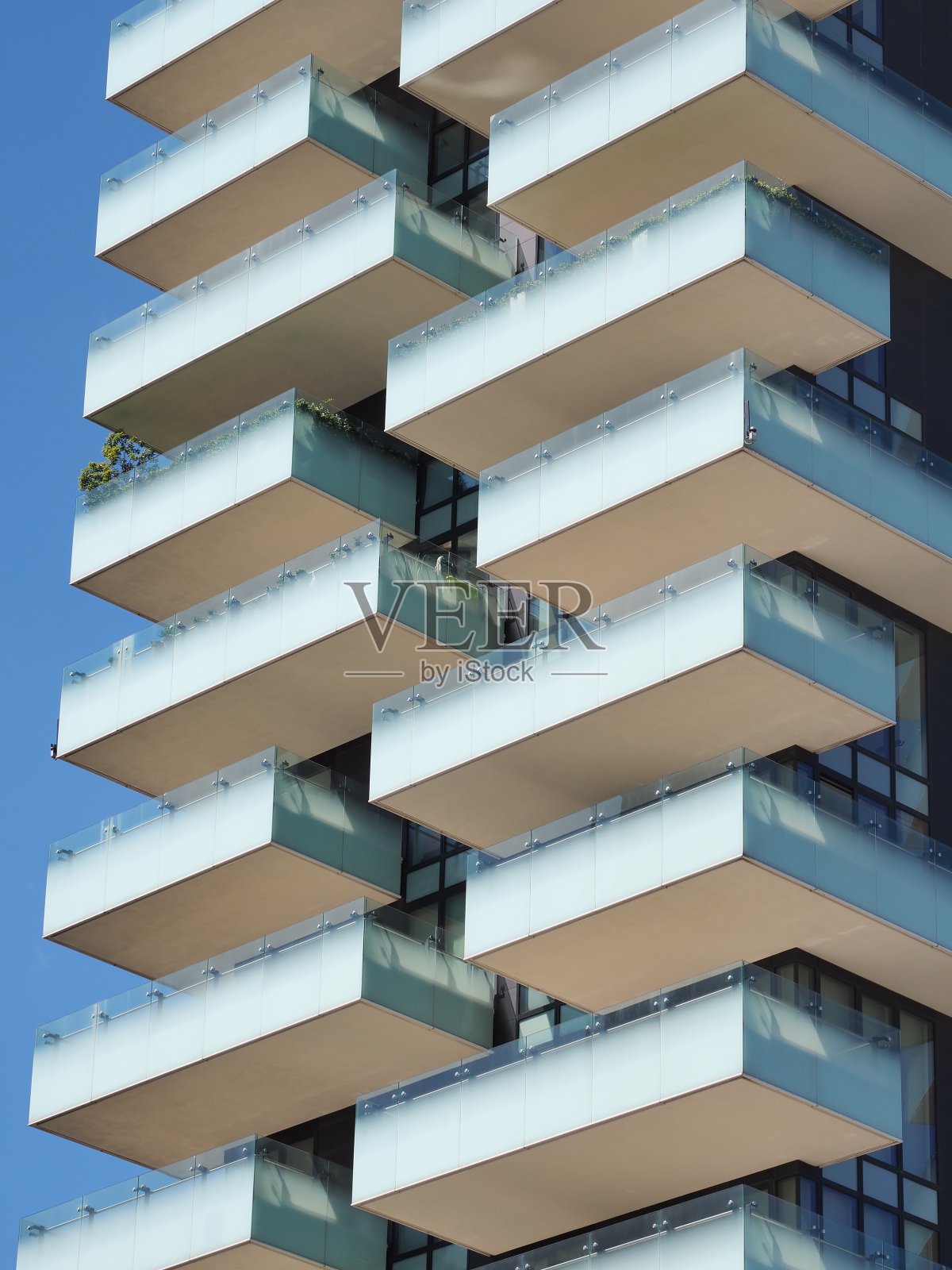 米兰,意大利。一组具有当代设计的现代建筑的露台照片摄影图片