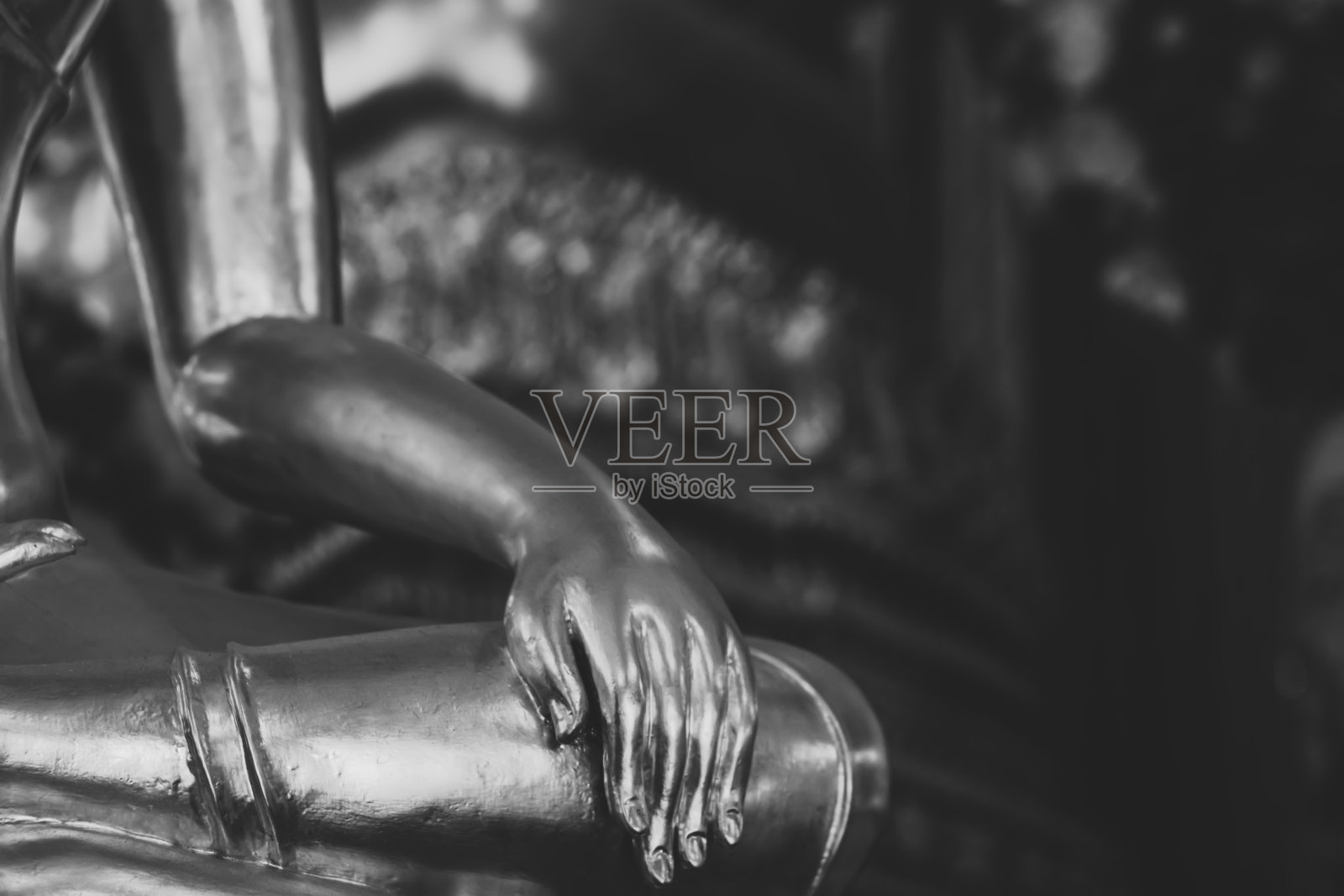 背景佛像面、头、身、手在佛寺与围墙隔离。泰国老妇人祈祷好运，禅宗宁静和神圣的冥想放松。金像在泰国寺庙供奉照片摄影图片