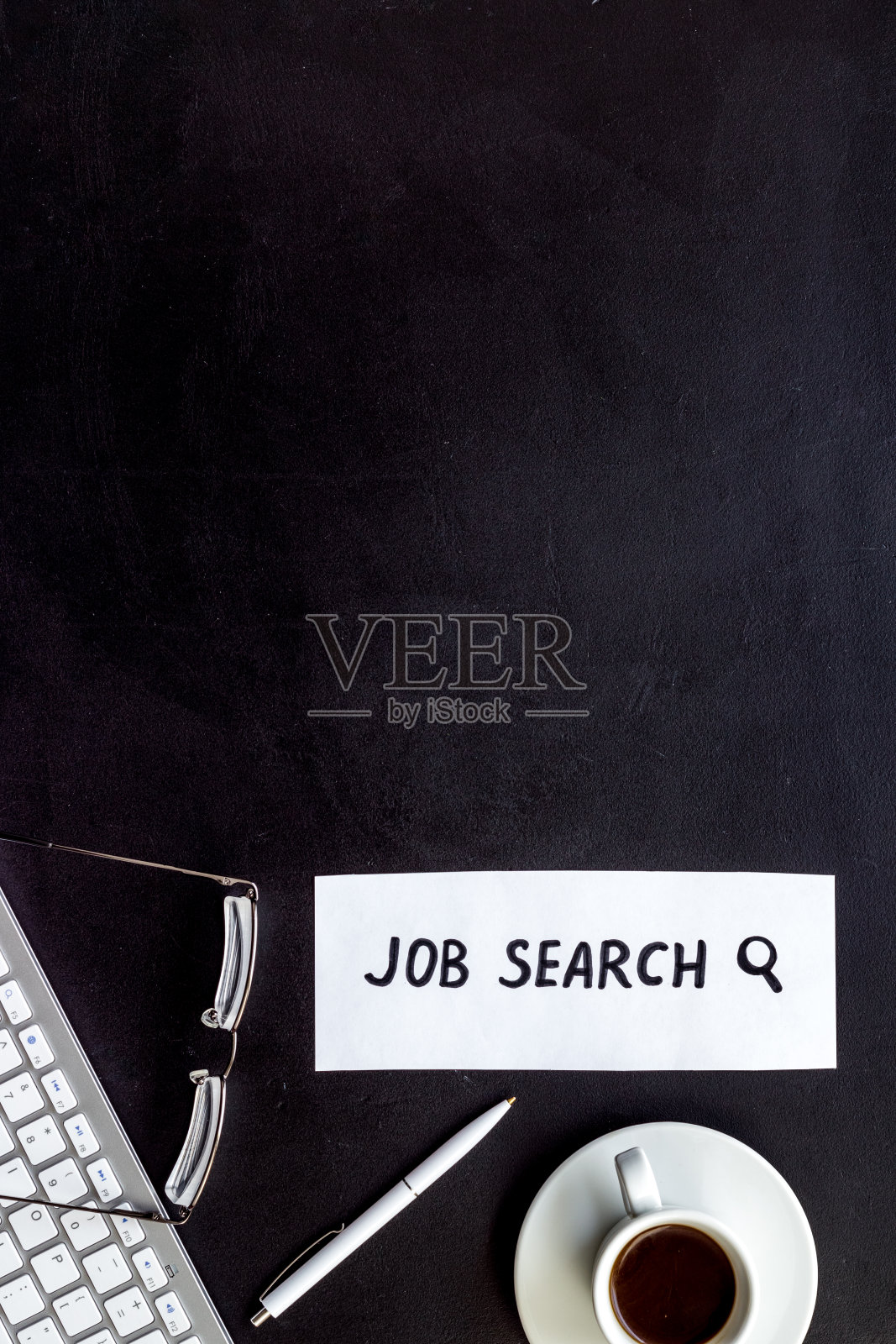 找工作。黑色办公桌上方的复印空间。招聘的概念照片摄影图片