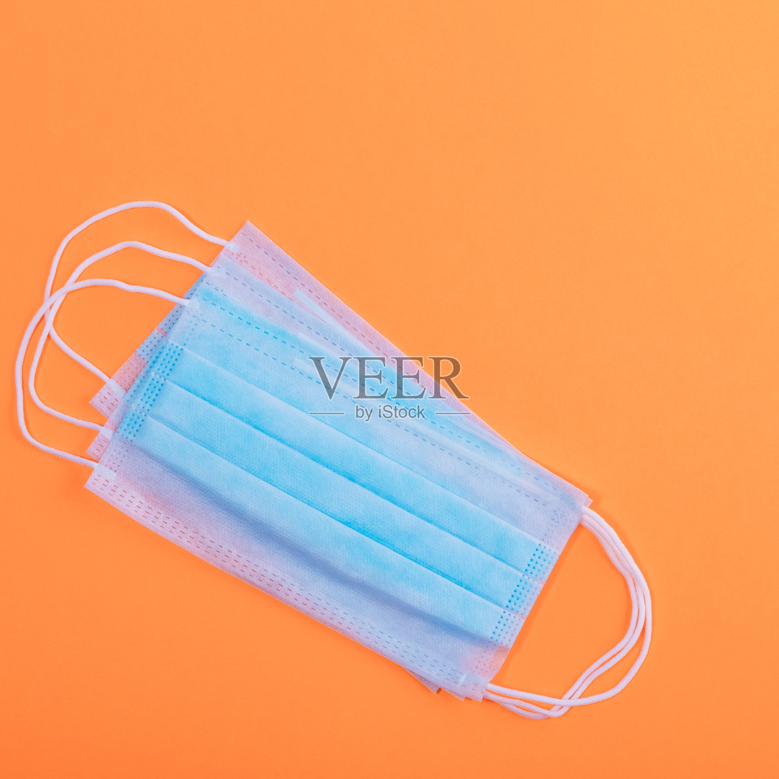 医用口罩防护病毒、流感、疾病。孤立在橙色背景上。照片摄影图片