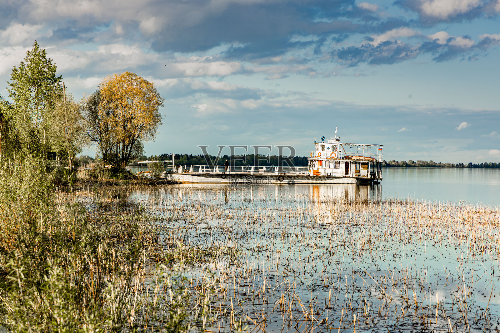 夏天河边的大型驳船照片摄影图片