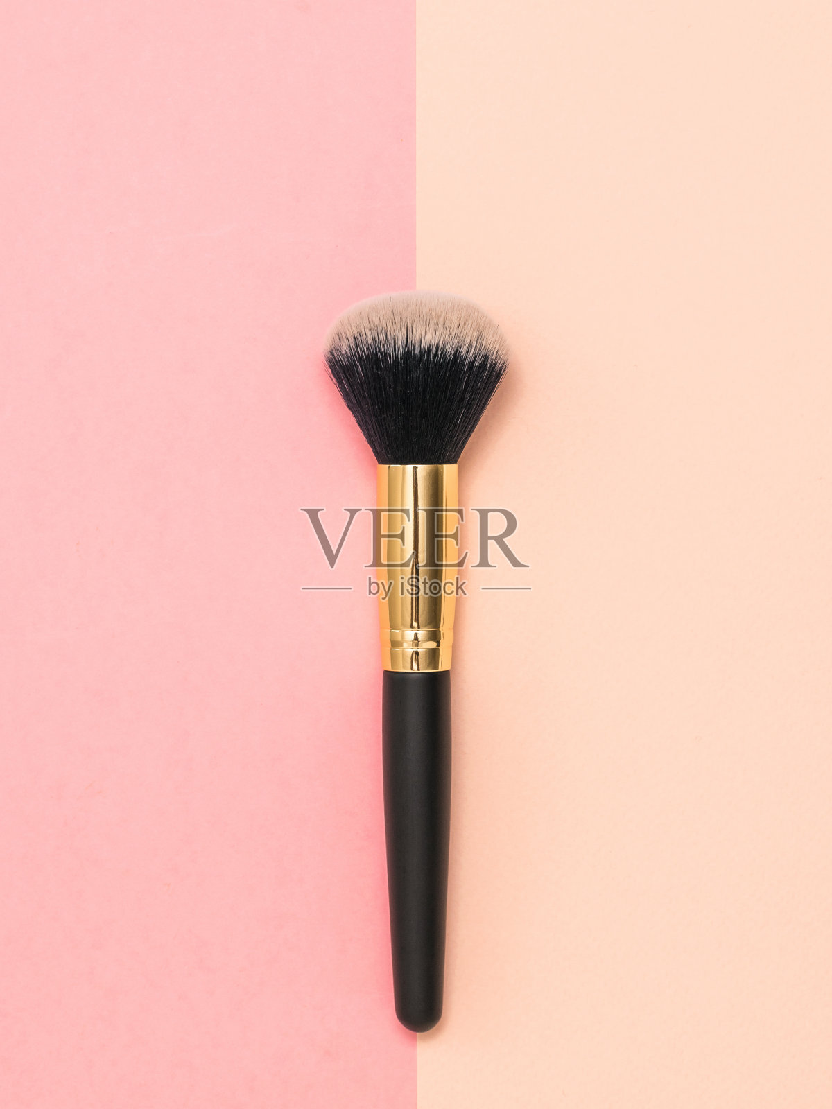 软妆刷上两种边线颜色。照片摄影图片