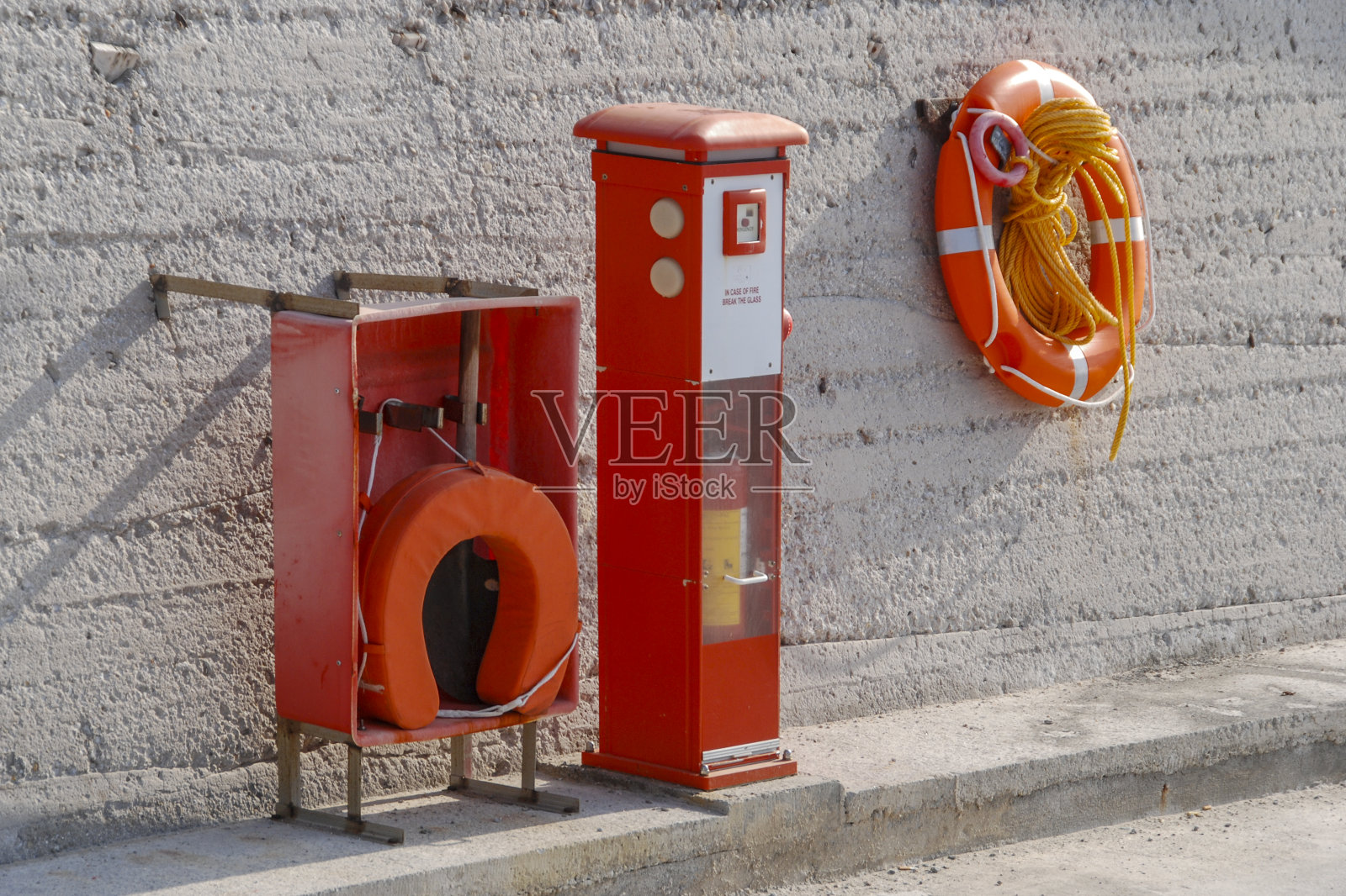 码头有红色灭火器和救生圈照片摄影图片