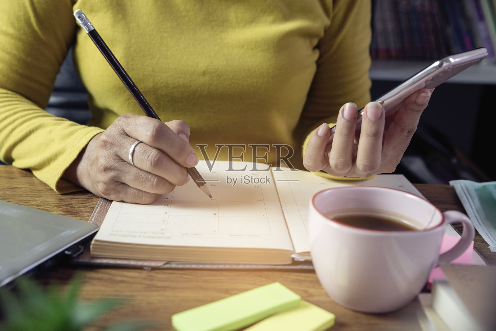 计划人员在日历上写会议议程，照片摄影图片