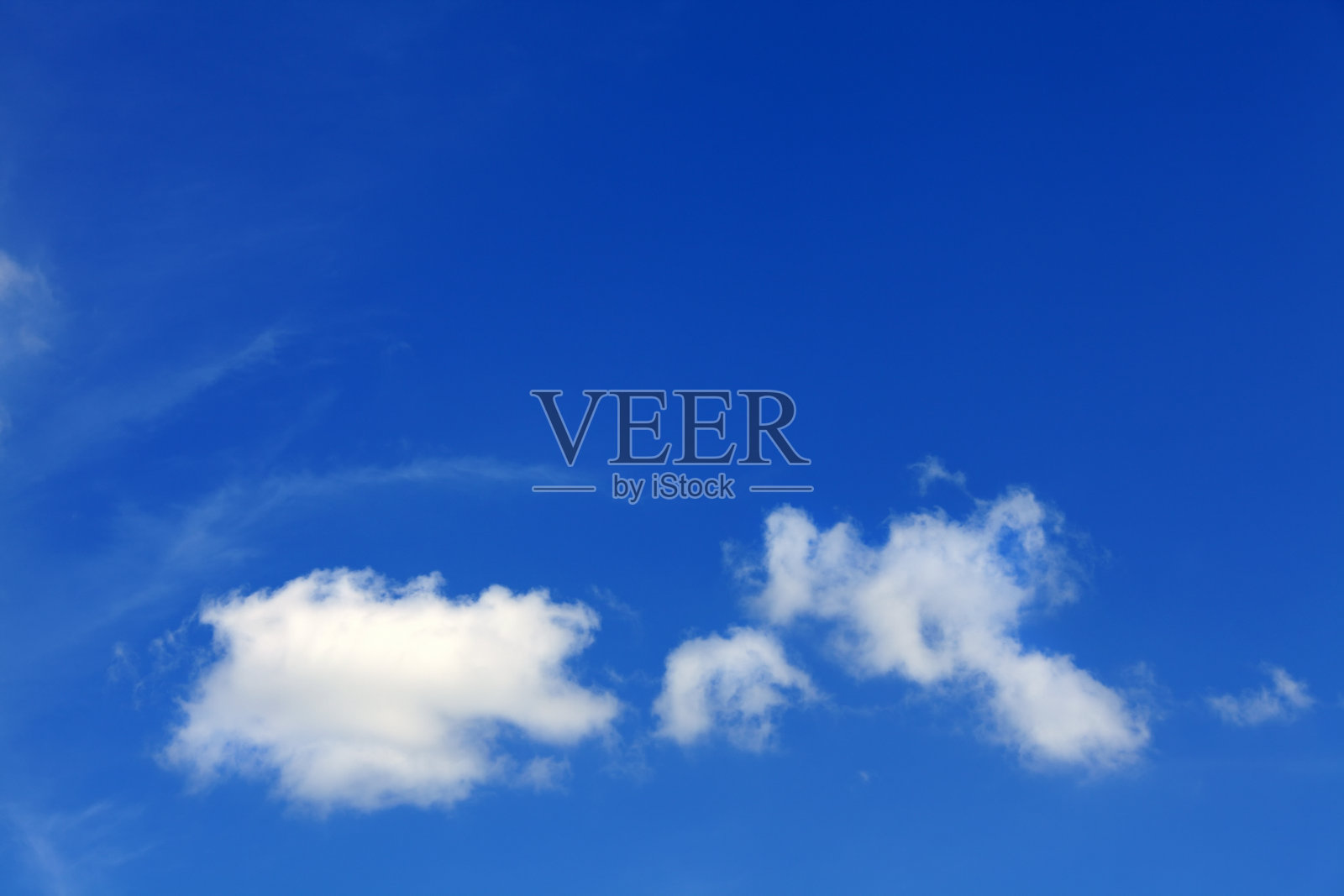 空旷晴朗的蓝天和白云照片摄影图片