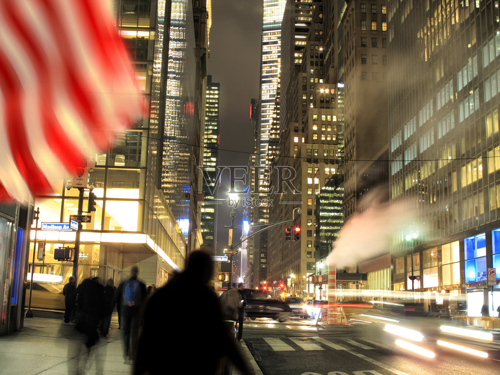 模糊的运动人们走在曼哈顿繁忙的街道上的夜晚照片摄影图片