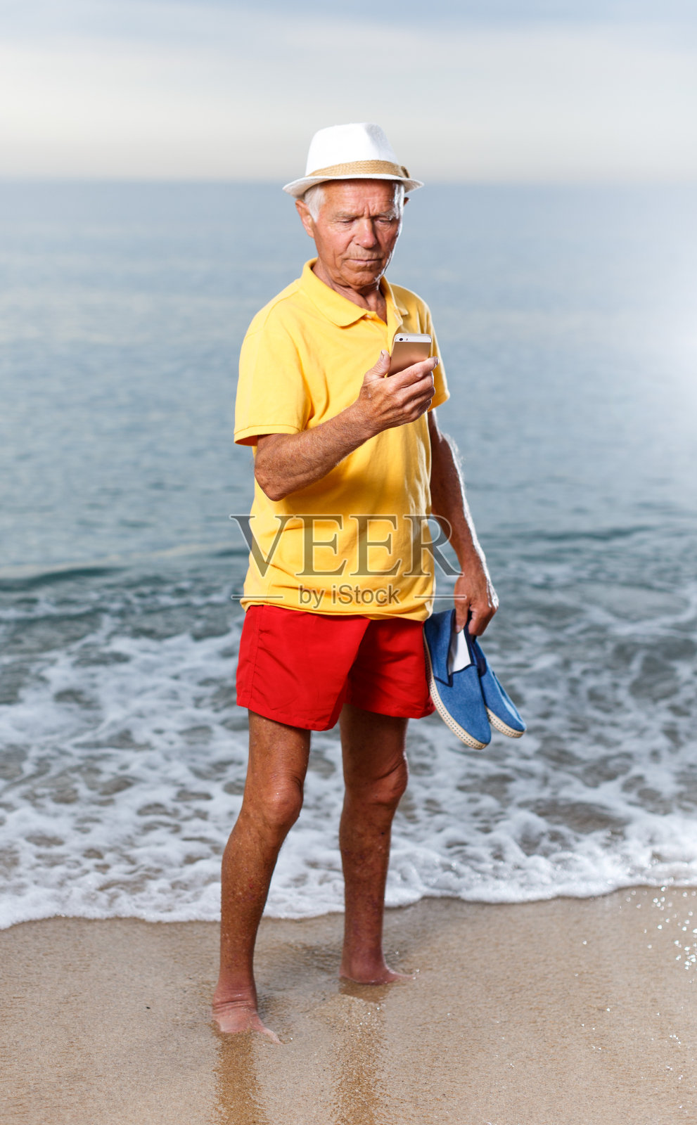 英俊成熟的男人的肖像讲话电话照片摄影图片