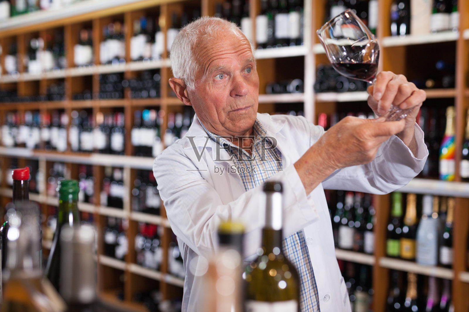 酿酒师检查店里的葡萄酒照片摄影图片