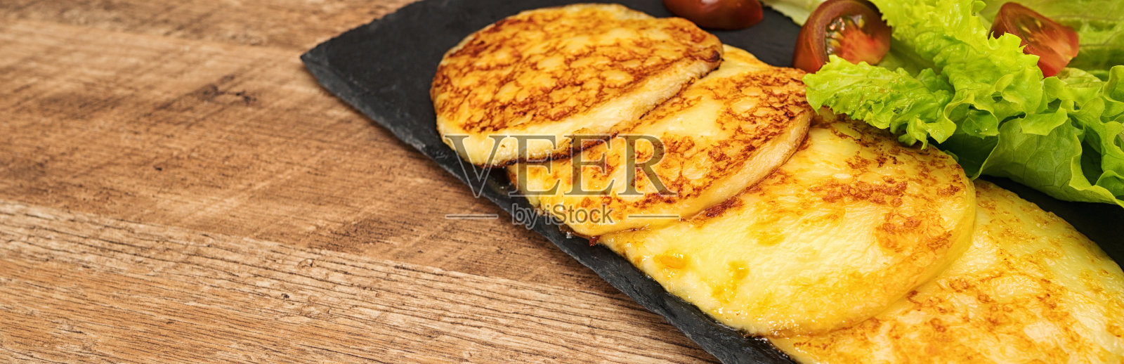 烤奶酪和蔬菜在盘子里。照片摄影图片