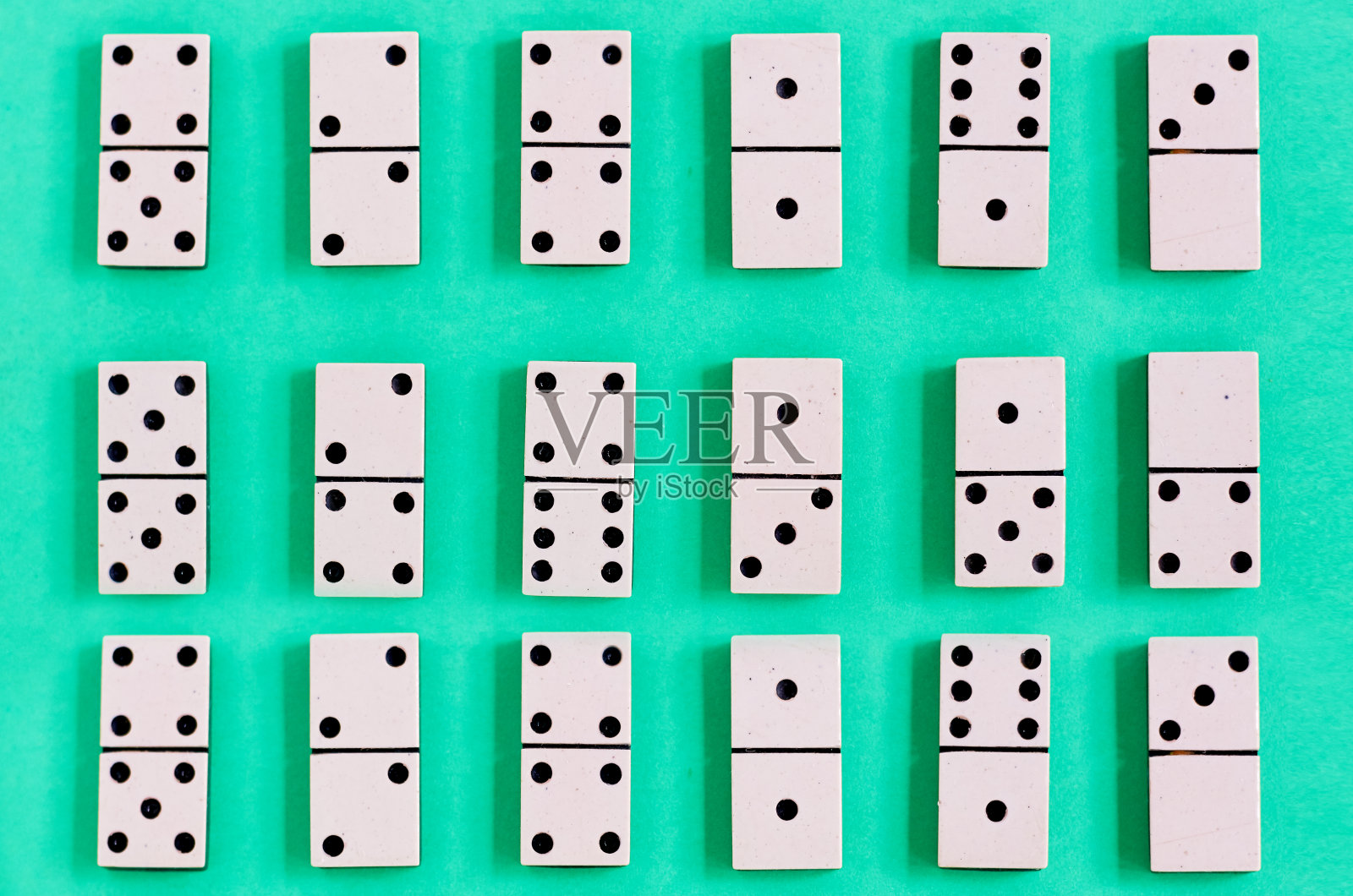 绿色背景上的老式白色多米诺骨牌照片摄影图片