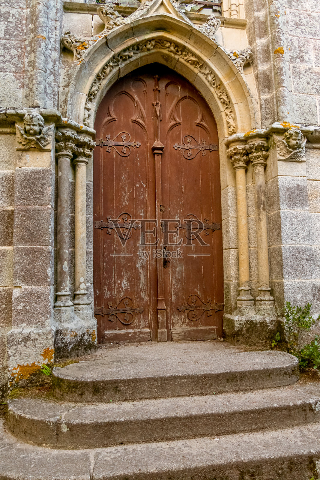 莫比汉湾本德岛教堂的大门。法国2018年10月。照片摄影图片