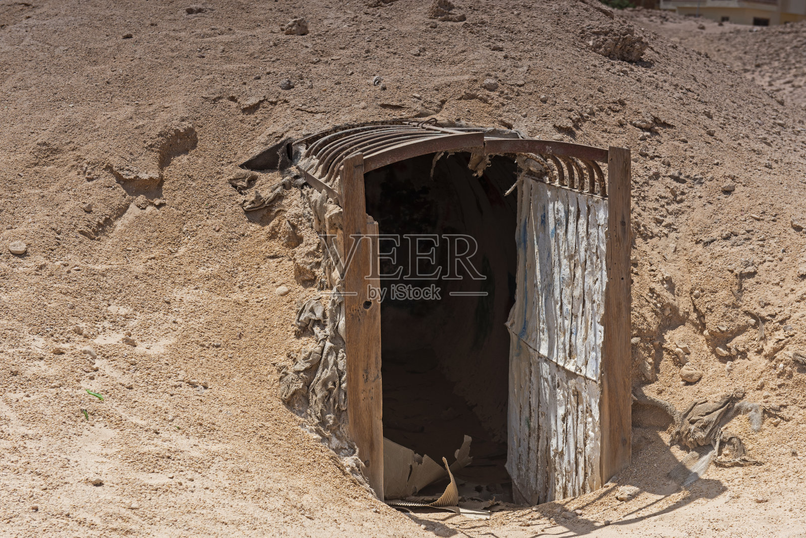 非洲沙漠中废弃的军事掩体照片摄影图片