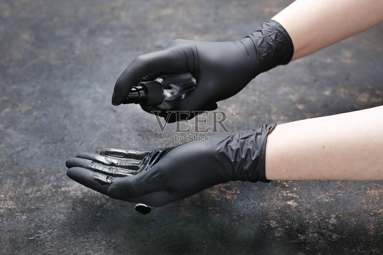 用消毒液洗手。照片摄影图片