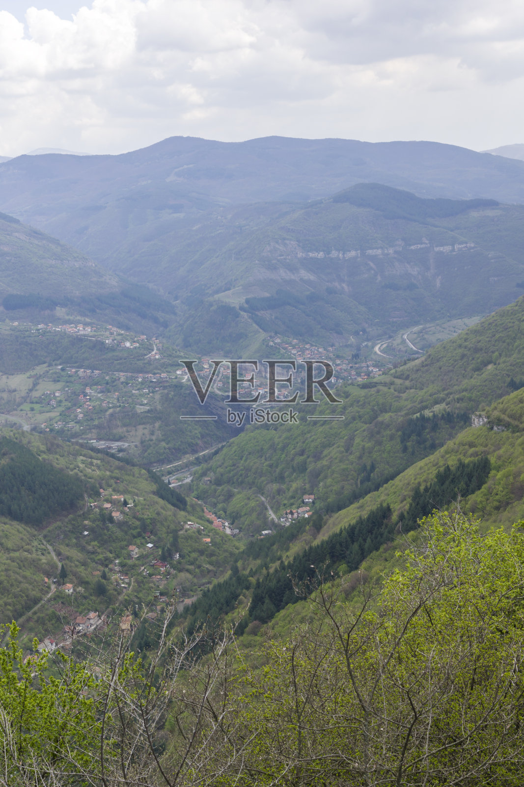 保加利亚巴尔干山脉的春天景观照片摄影图片