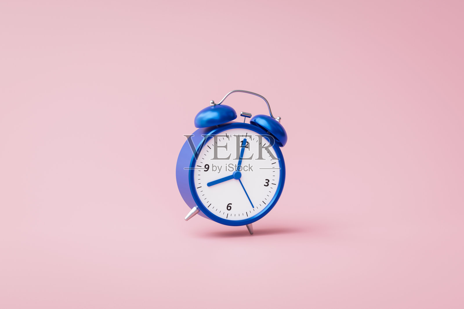蓝色闹钟响在粉红色的背景与尖峰时间的概念。通知起床时间或工作。3 d渲染。照片摄影图片