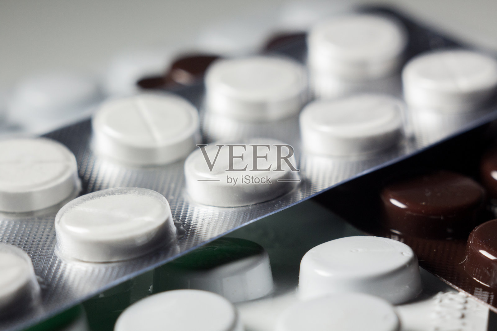 白色背景上有圆形药丸的盘子照片摄影图片