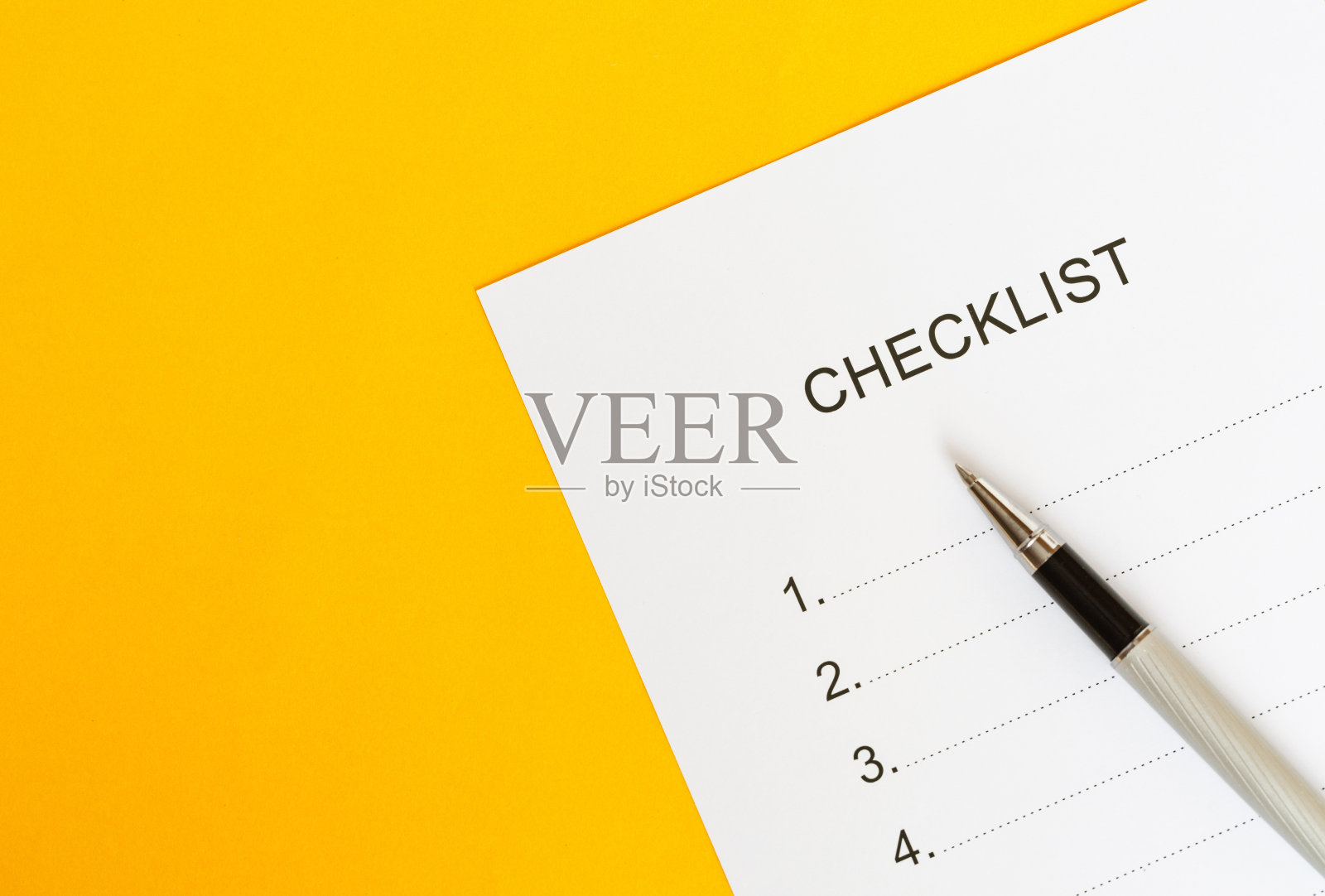 特写检查表与笔在黄色的背景照片摄影图片