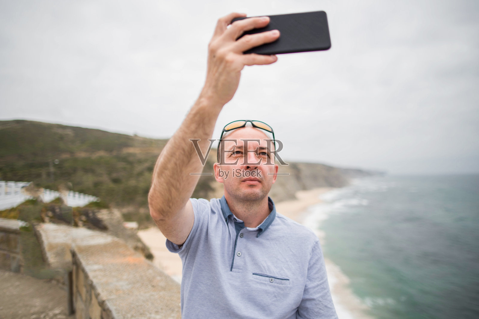快乐的人享受在假日后冠状病毒检疫照片摄影图片