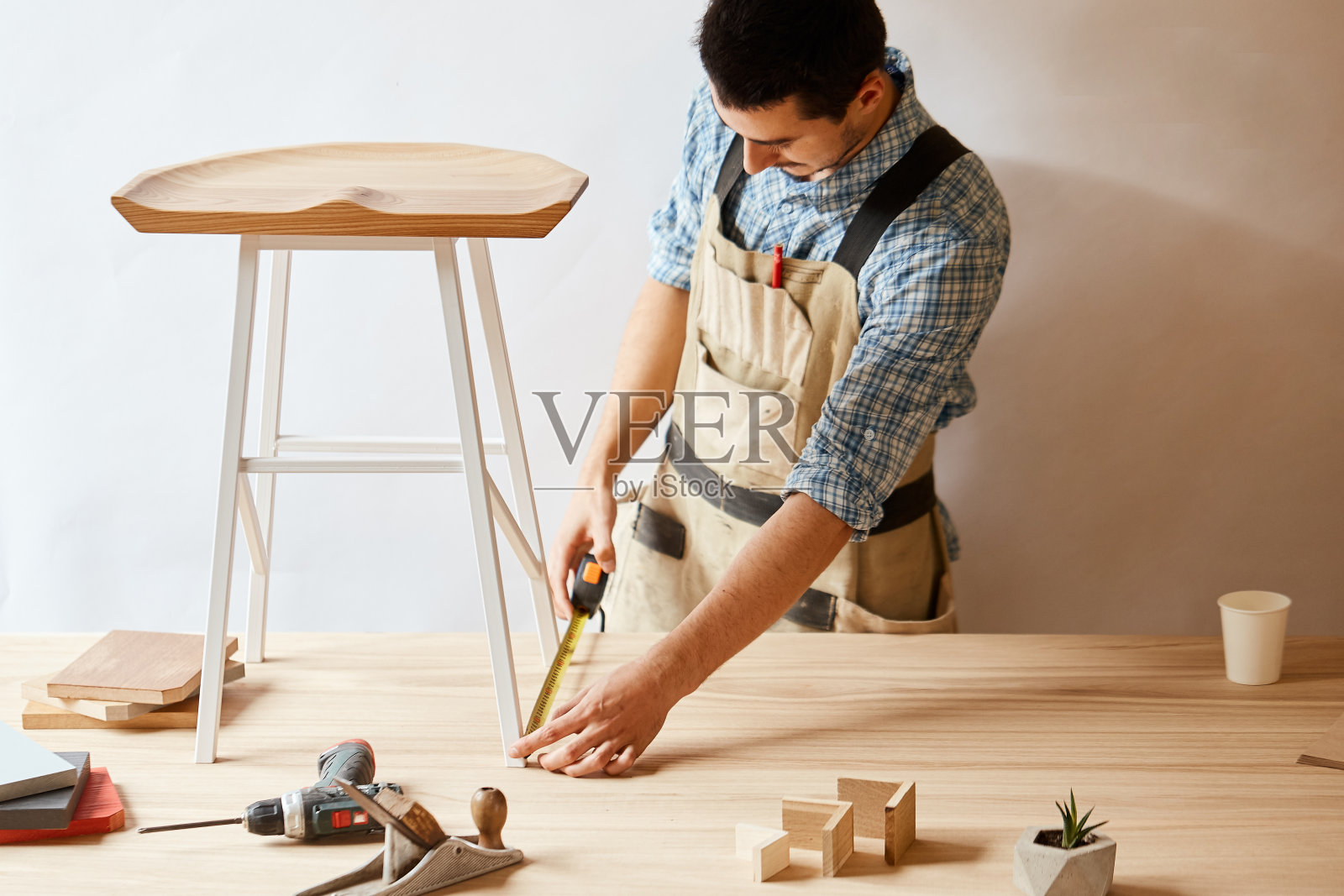 丈量木板的木匠的手照片摄影图片