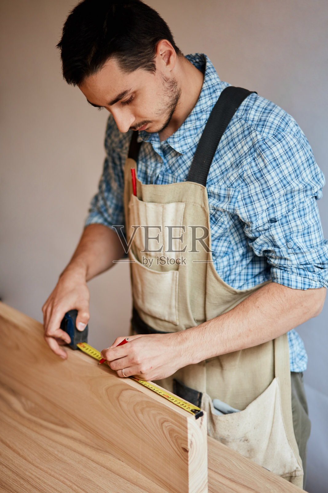 丈量木板的木匠的手照片摄影图片