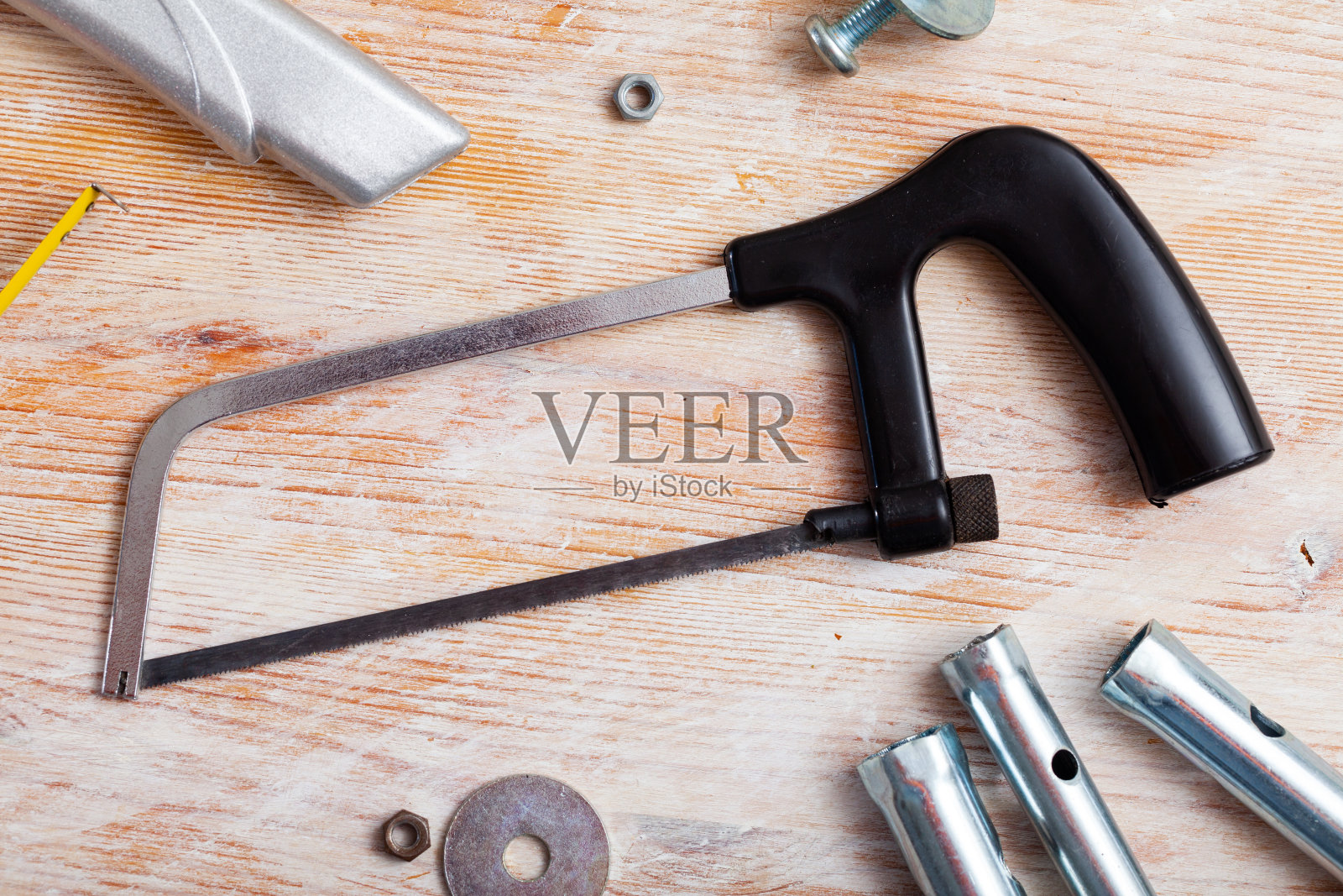 钢锯被各种工具包围的俯视图照片摄影图片