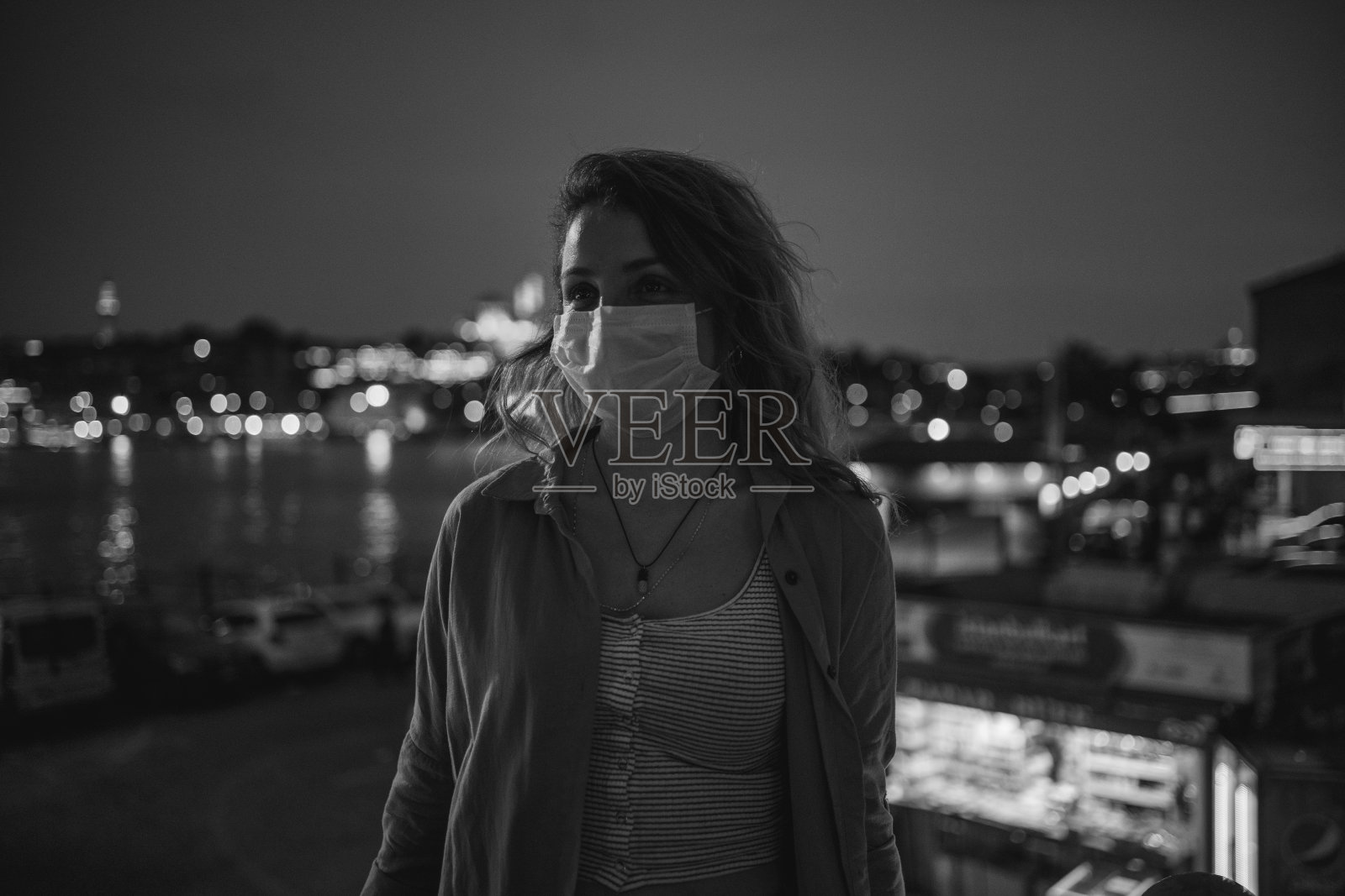 戴着保护面罩的妇女照片摄影图片