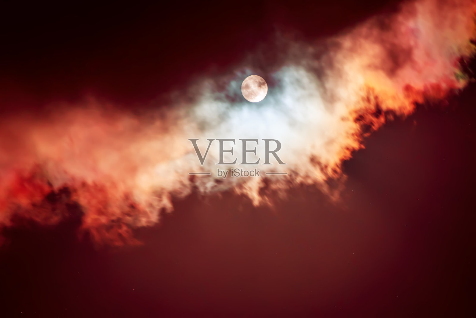 月亮在黑暗的天空照片摄影图片