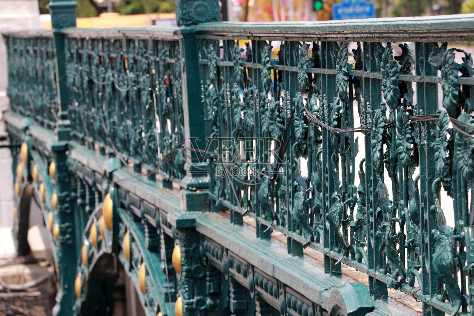 铁桥的栏杆是由向日葵和叶子组成的栏杆。照片摄影图片