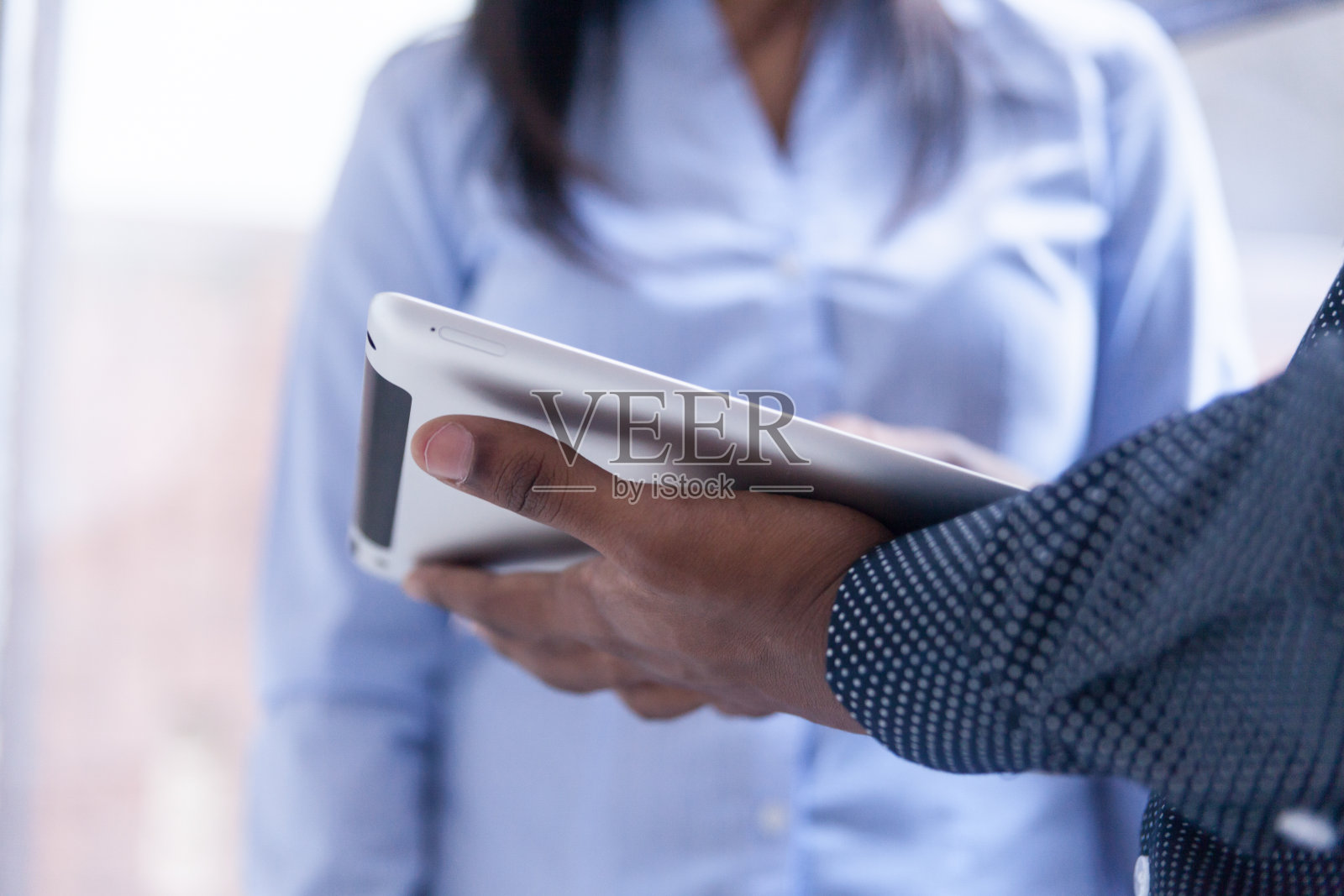 两个多种族合作伙伴致力于平板电脑照片摄影图片