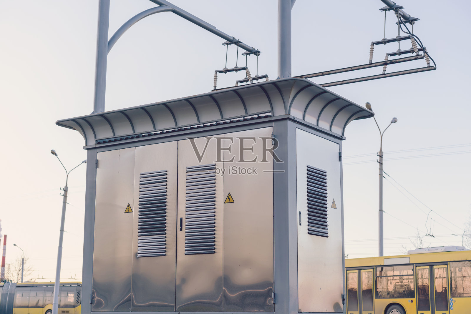 有车辆的无轨电车停车区附近有闪亮的变电站站房照片摄影图片