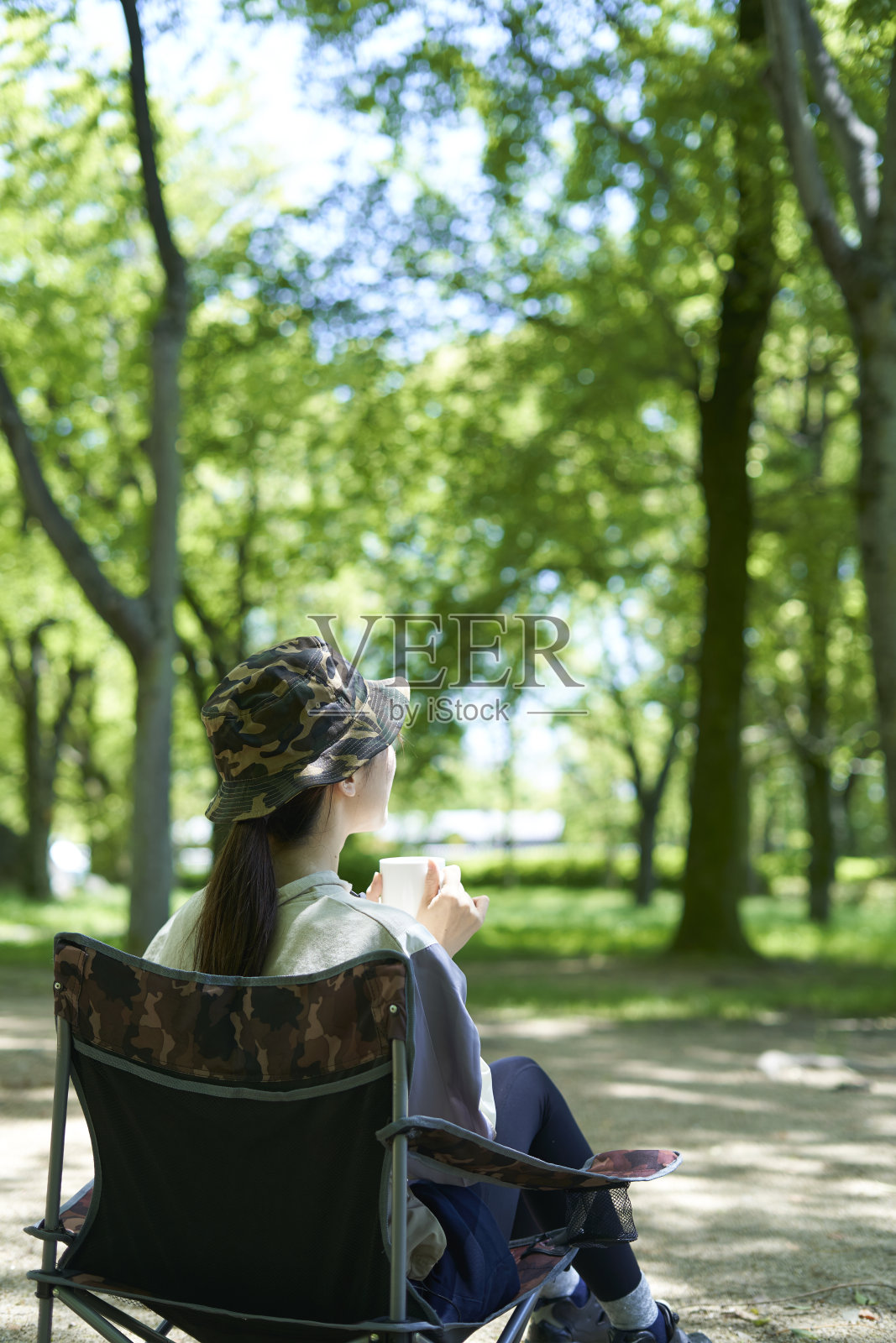 一个年轻的日本女人享受一个单独的营地照片摄影图片