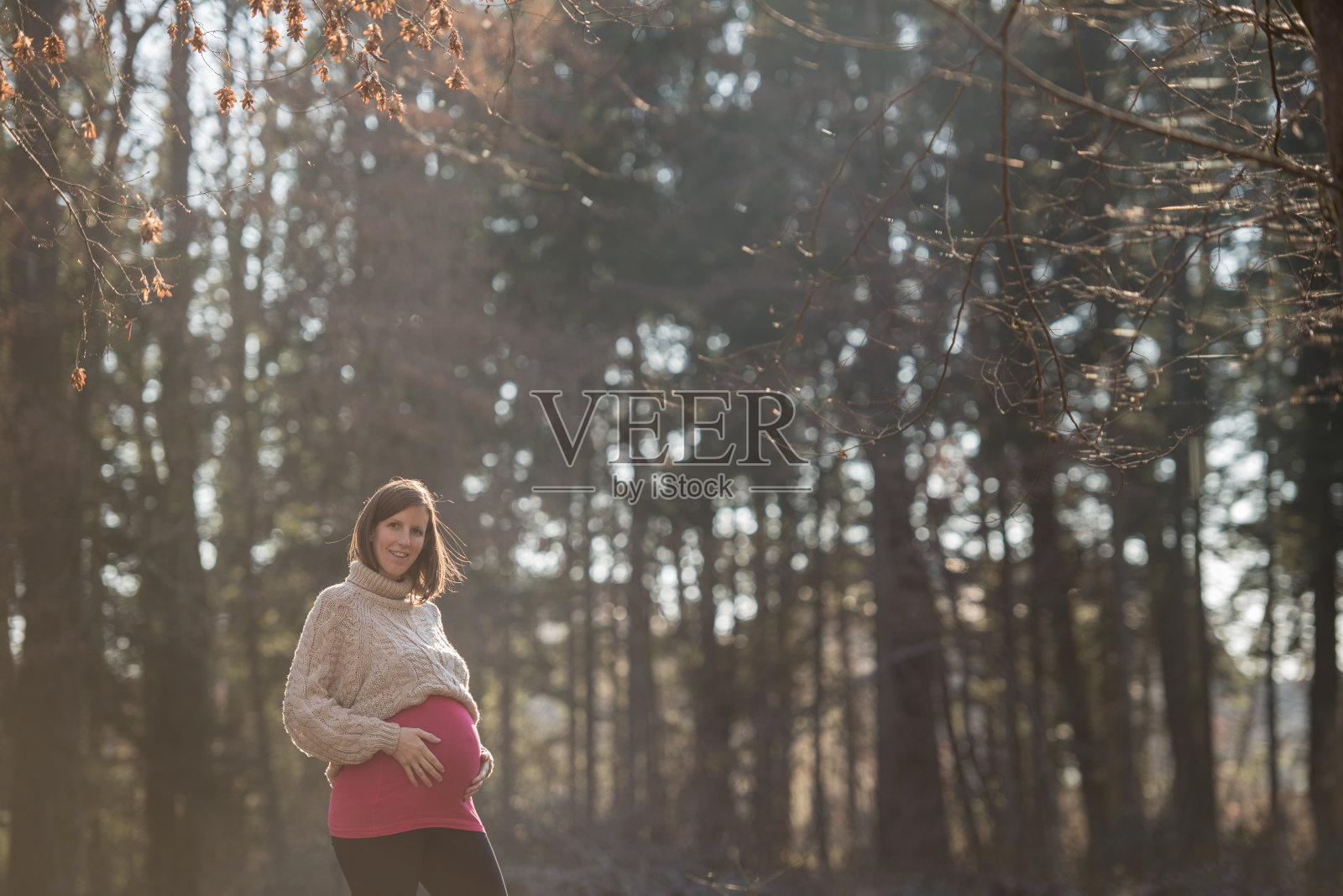 美丽森林里的年轻孕妇照片摄影图片