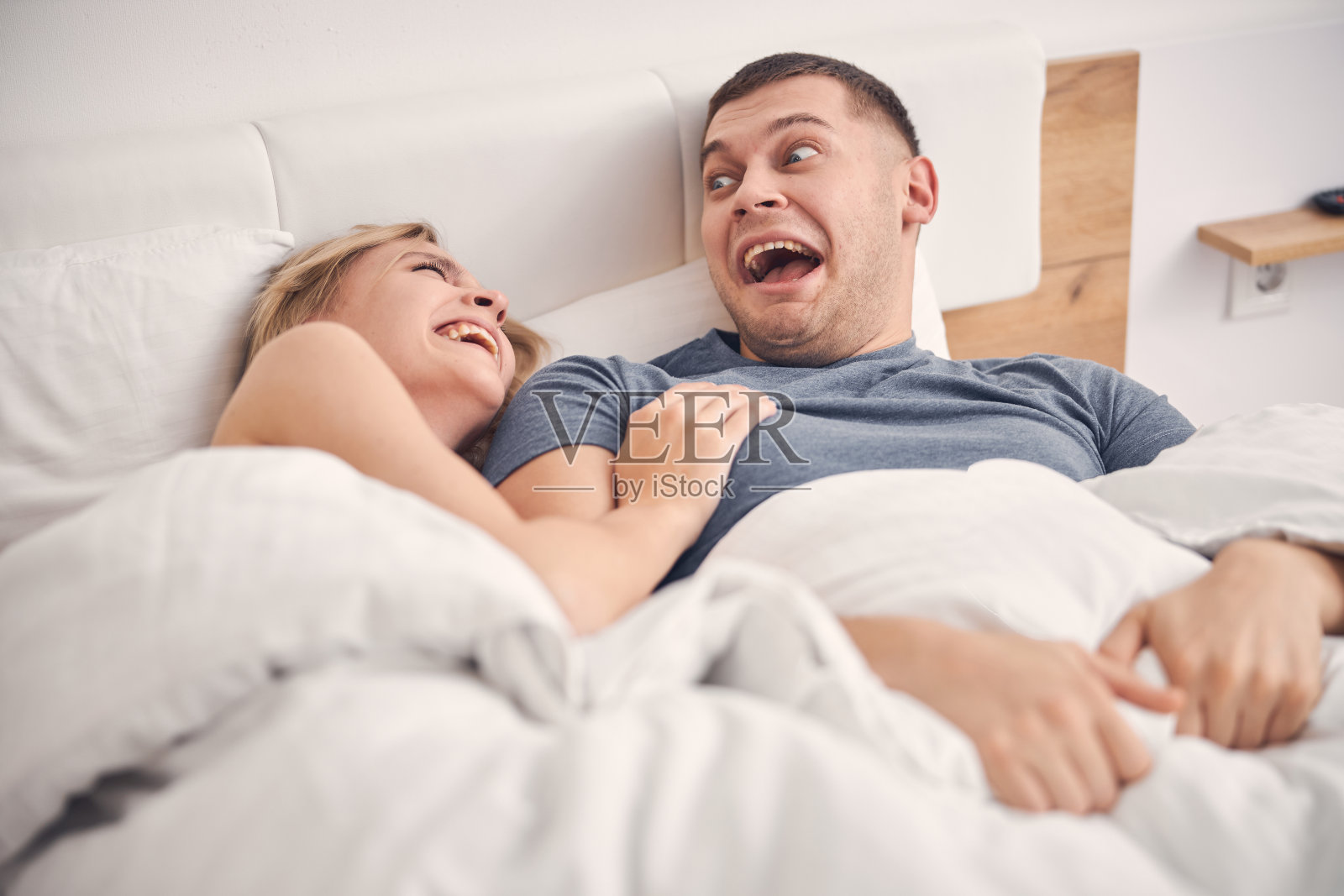 年轻漂亮的夫妇在卧室里玩得很开心照片摄影图片