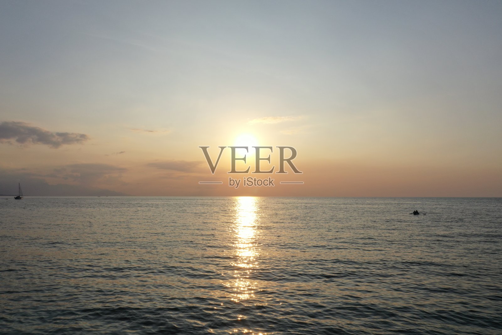 印度尼西亚巴厘岛洛维娜海滩上的日落照片摄影图片